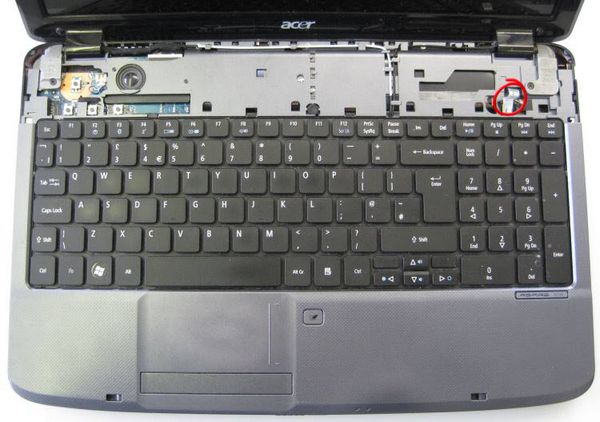 Acer Aspire 5536 со снятой верхней панелью клавиатуры