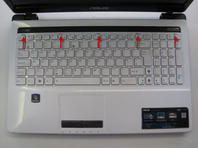Включите ноутбук и снимите клавиатуру.  Клавиатура проводится в на 5 зажимов, которые должны отодвигая в указанном направлении.