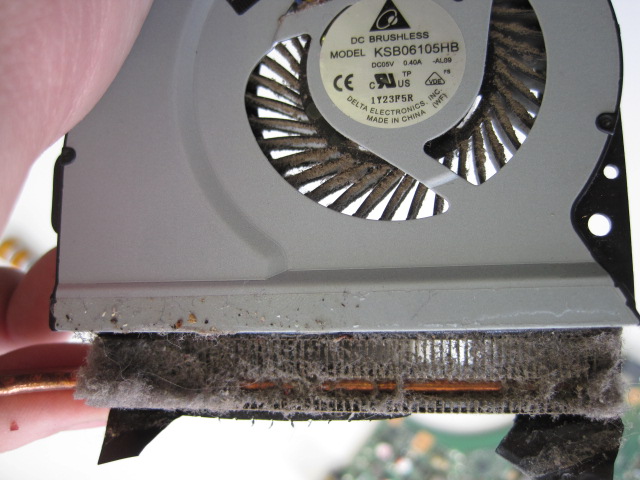 Очистите видимой пыли и затем отменить 4 винта, крепящие верхнюю крышку с вентилятором.